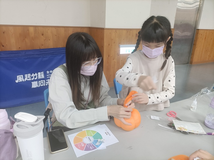 114.10.24 幸福洋溢  親子手作襪娃娃圖片