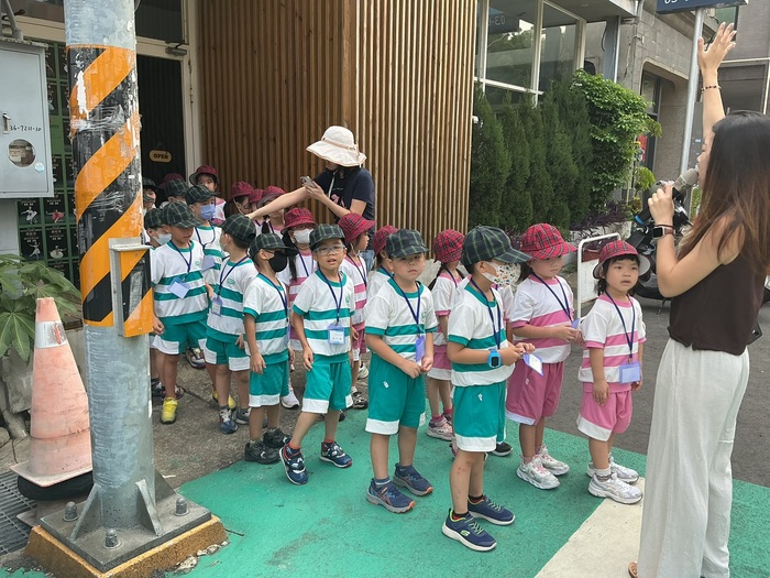 114.09.04一年級過馬路課程圖片